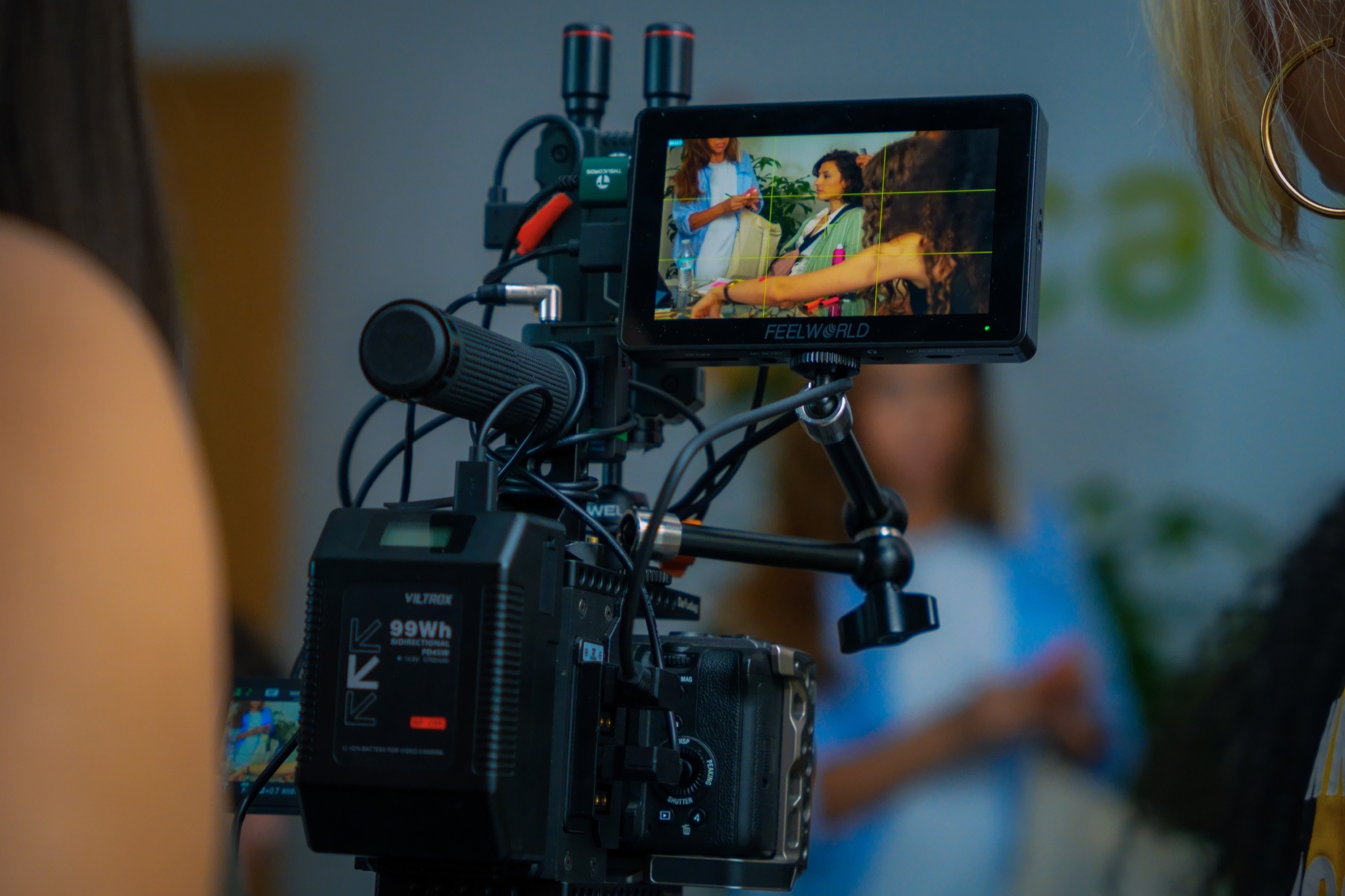 Cámara profesional filmando una escena · Film Nova Studios